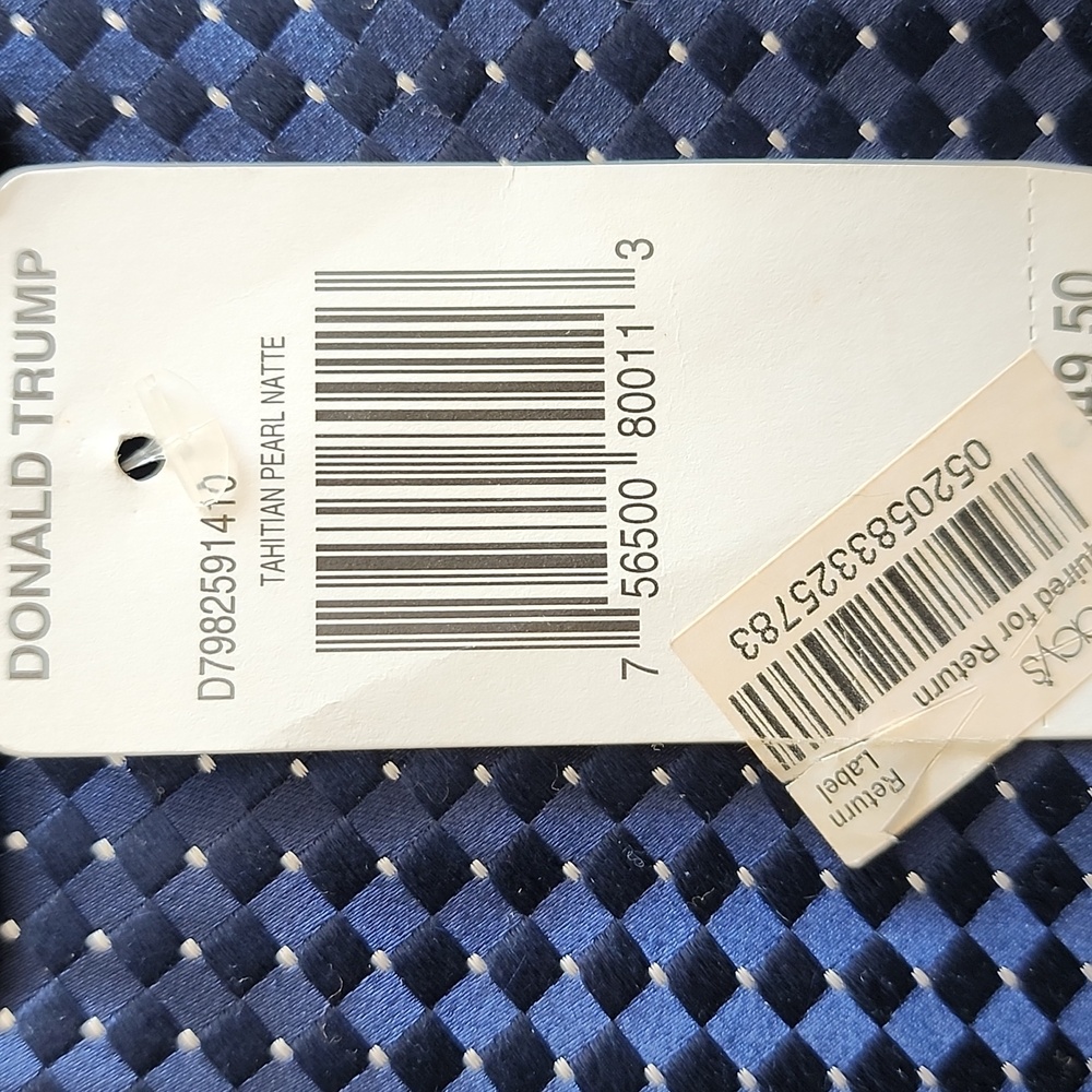 DONALD J. TRUMP SIGNATURE Classic Navy Blue Dotted Tie (Tahitian Pearl Natte) - Picture 4 of 4